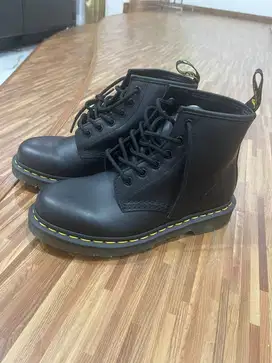 Dr. Martens Boots Hitam / Tali 6 Hole