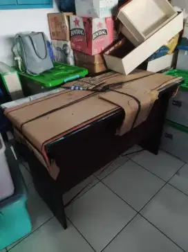 Meja kerja kayu