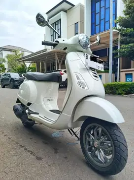 Piaggio Vespa LX 125 IGET LED FACELIFT TH 2024 WARNA WHITE PERFECT