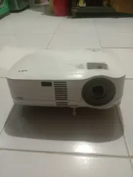 Proyektor nec vt 590