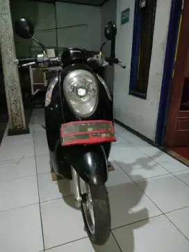 Dijual motor Honda Scoopy tahun 2015 warna hitam.