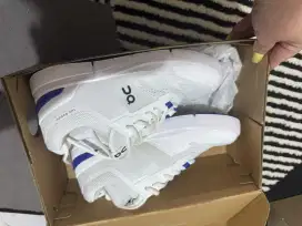 Sepatu On Cloud Roger Spin