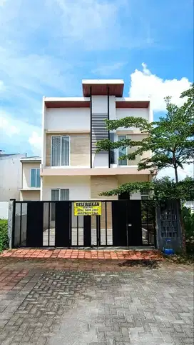 Disewakan Rumah Hook + Tempat Usaha Tengah Kota Jember