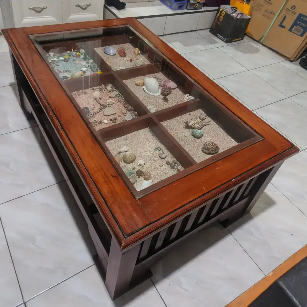 Meja Tamu Kayu Solid Dengan Kaca Dan Aksesoris Pantai