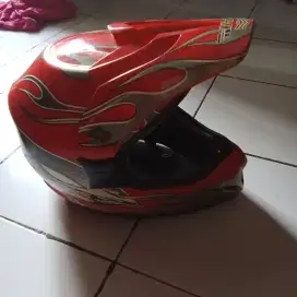 Helm cross bekas