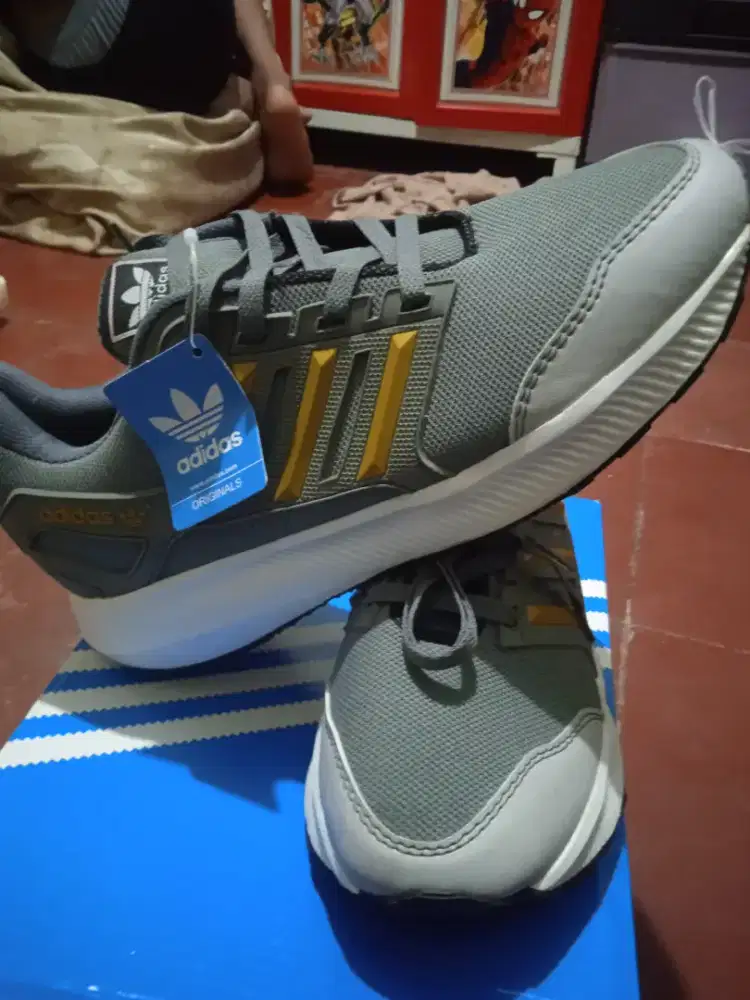 Sepatu Adidas sneaker