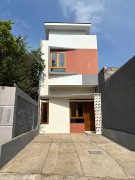 Rumah SHM pinggir jalan 2 lantai 6 menit ke alun-alun Ujungberung