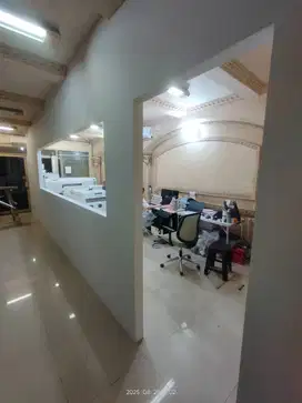 Pasang penyeket ruangan kantor dengan mesin bor