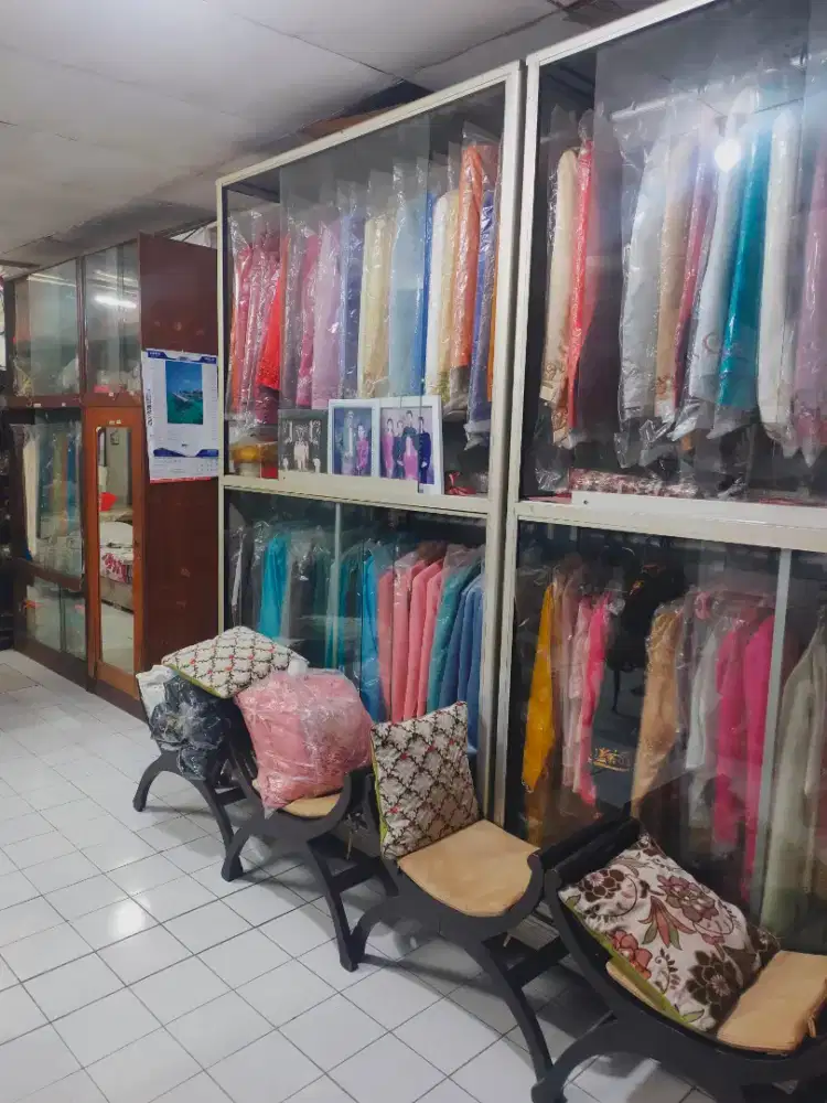 Lemari kaca 2 pintu sliding