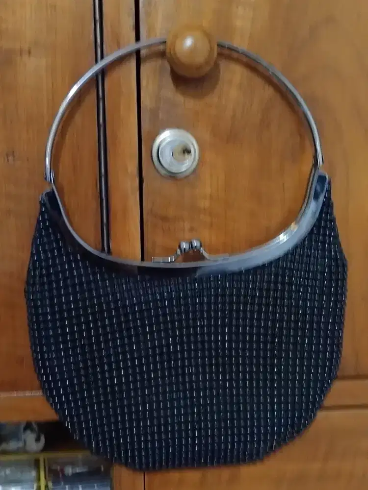 Tas pesta warna hitam