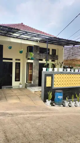 Rumah SHM nempel stasiun