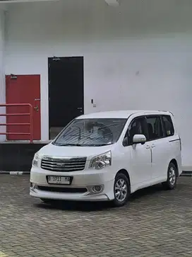 TOYOTA NAV-1 V LIMITED EDITION 2.0 AT 2013