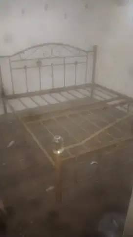Tempat tidur besi bisa dilipat