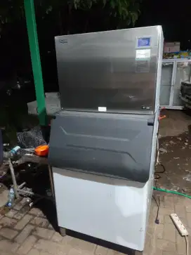 Ice Maker Kapasitas 300 liter pemakaian 3 BLN