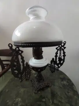 Lampu minyak antik