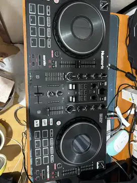 Numark Mixtrack Platinum FX 4 deck