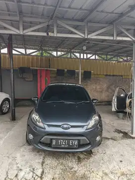 Ford Fiesta Trend 1.4 Manual Tahun 2011 Abu Metalik