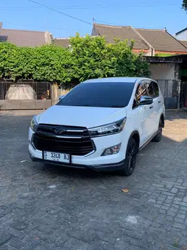 INNOVA VENTURER 2.4 A/T 2019