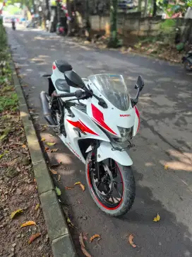 Dijual Suzuki GSX 150R tahun 2017 surat lengkap