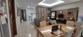 Dijual Rumah Bagus Mewah di Ciumbuleuit Bandung Semi Furnished