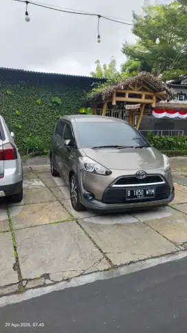 Jual mobil kesayangan kondisi istimewa