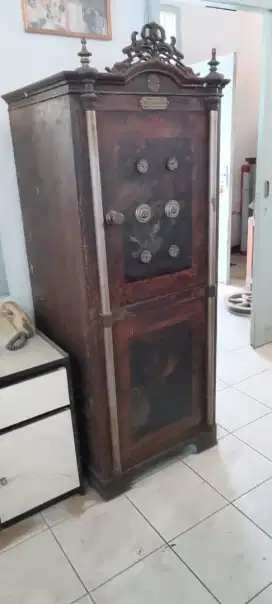 Brangkas besi antik kolonial JULIUS SCHÜLER, kunci berfungsi baik