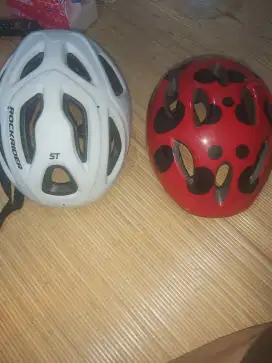 Sepasang helm sepeda