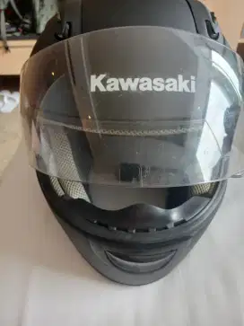Kawasaki helm hitam