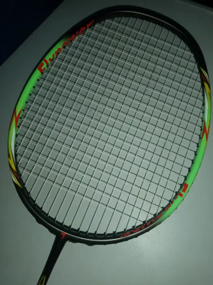 Raket bulutangkis Flypower Pamungkas dan Maxbolt Gallant Sakiko