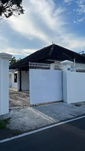 Dikontrakkan/Disewakan Rumah Luas Tengah Kota Solo