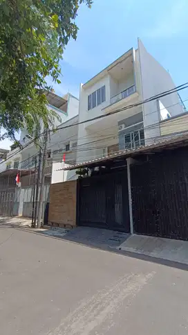 Dijual Rumah 3,5 Lantai Siap Huni Duta Mas Jakarta Barat-Strategis