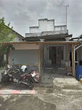 RUMAH DI KELURAHAN PUCUNG, BALONGPANGGANG, GRESIK