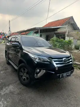 Fortuner 2.4 G AT Diesel Hitam 2016  (Model VRZ)