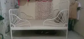 Ranjang / tempat tidur anak IKEA, bahan besi, bisa di panjangkn hingga