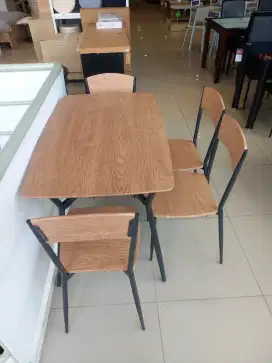 Set meja makan layana