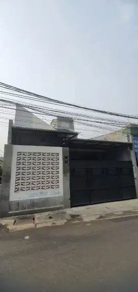 Disewakan rumah 2 lantai lokasi strategis dekat sekolah, mal, pasar