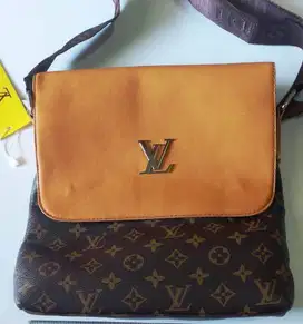 Tas Selempang LOUIS VUITTON -  LV