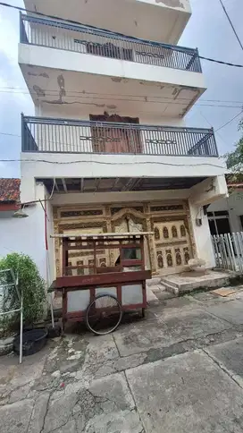 RUMAH 3 LANTAI DI KELURAHAN PENELE, GENTENG SURABAYA