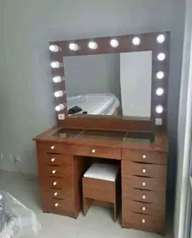 Meja rias Lampu