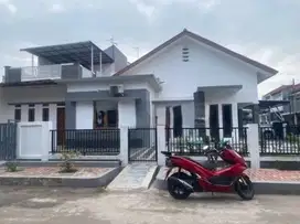 Disewakan Rumah 2 Lantai Luas Tanah 268m2, 4+1 Kamar Tidur di Bandung