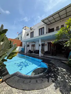 Dijual rumah mewah design claasik private pool dlm town house dipejatn