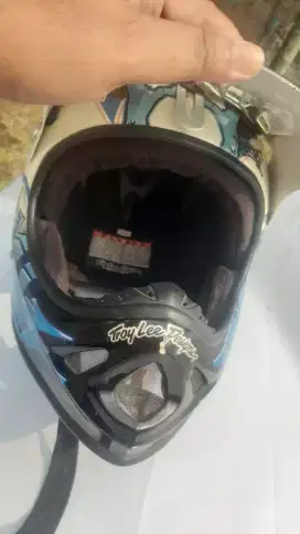 Helm Sepeda TLD D2 Carbon