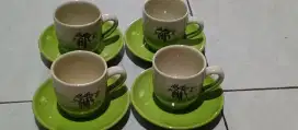 Satu set cangkir teh atau kopi beserta tatakan