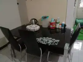 Meja makan lengkap kursi 4
