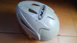 Helm ink putih bekas