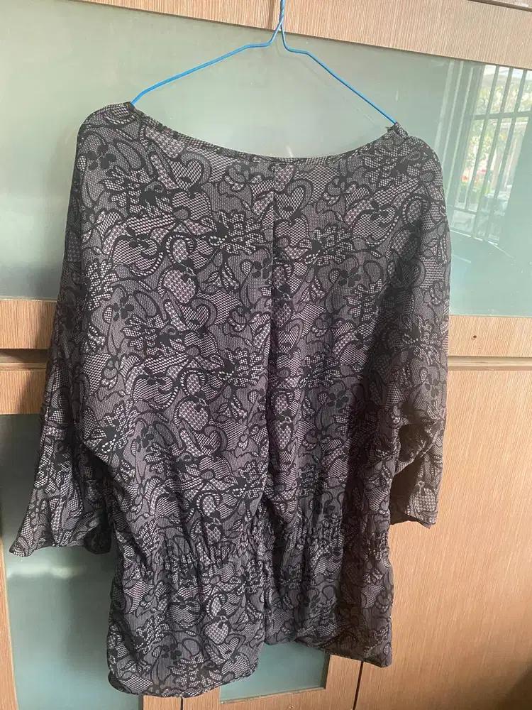 BLOUSE ABU ABU MOTIF - HYPNOSIS – SIZE S – PRELOVED LIKE NEW
