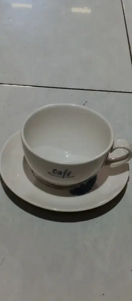Cangkir besar plus tatakan Royal Doulton