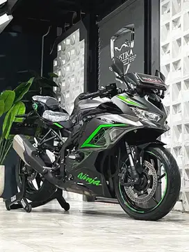 ODO 4000! Kawasaki ZX25R ABS 2023 Grey