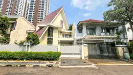 Rumah Dalam Komplek di Taman Gandaria Blok A Lokasi Tenang