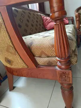 Kursi meja tamu